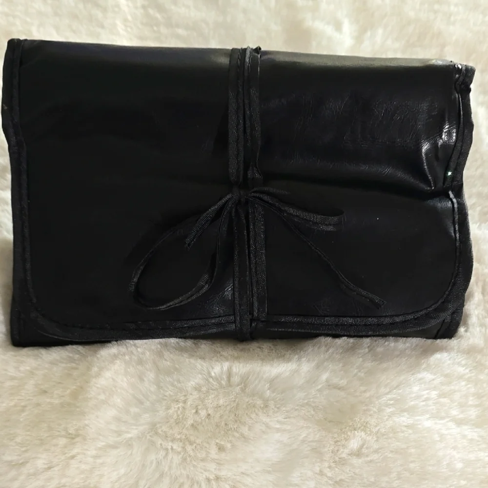 32-PIECE BEAUTY MAKE-UP BRUSHES IN WRAP COVER WITH TIE (NWOT)